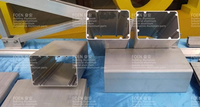 Tàu hỏa đầu tiên bằng kim loại màu ngày 17 tháng 6